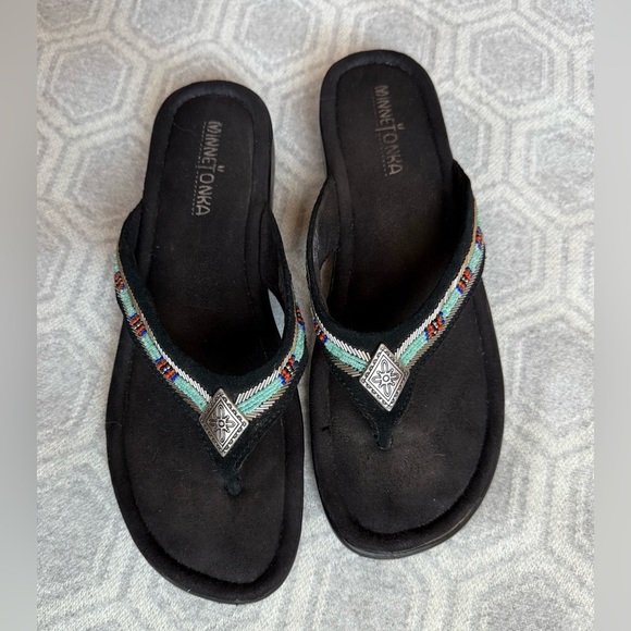Minnetonka Beaded Leather Thong Sandals Black w Silver Accents Women’s Sz 9 - Picture 2 of 10